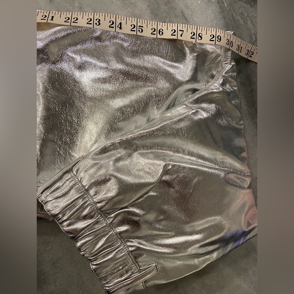 NWT No Boundaries Size XS Silver Metallic Relaxed Fit Wide Leg Cargo Pants - Picture 8 of 11